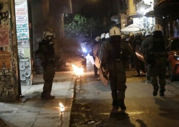 Επεισόδια στα Εξάρχεια – Καίγονται οχήματα