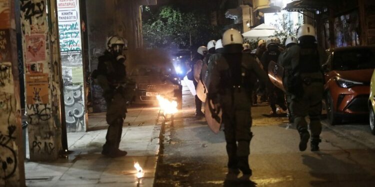 Επεισόδια στα Εξάρχεια – Καίγονται οχήματα