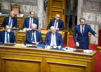 Άγρια κόντρα στην Βουλή: Ο «ψεύτης», ο «επικίνδυνος» και τα ερωτήματα