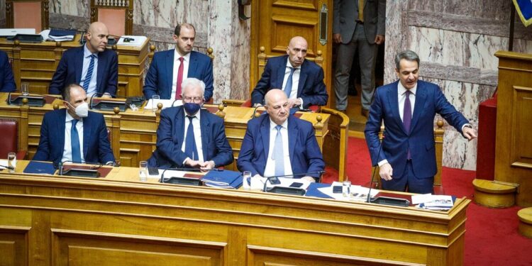 Άγρια κόντρα στην Βουλή: Ο «ψεύτης», ο «επικίνδυνος» και τα ερωτήματα