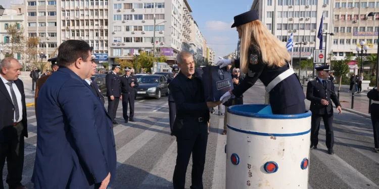 Εθιμοτυπική προσφορά δώρων σε τροχονόμους από την Πολιτική και Φυσική Ηγεσία της Ελληνικής Αστυνομίας στην Αθήνα