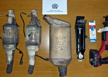 Εξαρθρώθηκε συμμορία που έκλεβε καταλύτες από αυτοκίνητα σε περιοχές της Αττικής