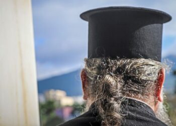 Πάτρα: Ιερέας βρήκε χρήματα που προορίζονταν για μέλη σπείρας