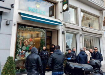 Κέντρο της Αθήνας: Ένοπλη ληστεία στη Rolex – Αφαίρεσαν ρολόγια και εξαφανίστηκαν