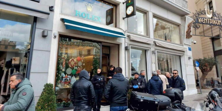 Κέντρο της Αθήνας: Ένοπλη ληστεία στη Rolex – Αφαίρεσαν ρολόγια και εξαφανίστηκαν