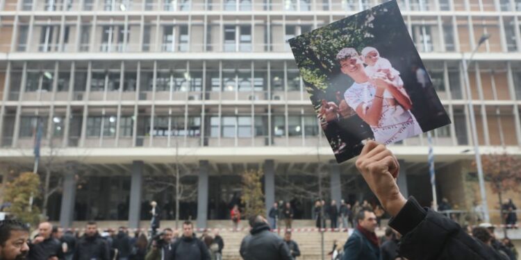 Ελεύθερος ο αστυνομικός που πυροβόλησε στο κεφάλι τον 16χρονο Ρομά