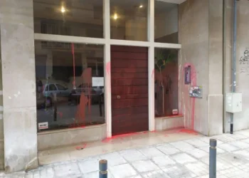 Επίθεση αντιεξουσιαστών στο σπίτι του Σιμόπουλου – «Δεν πτοούμαι»