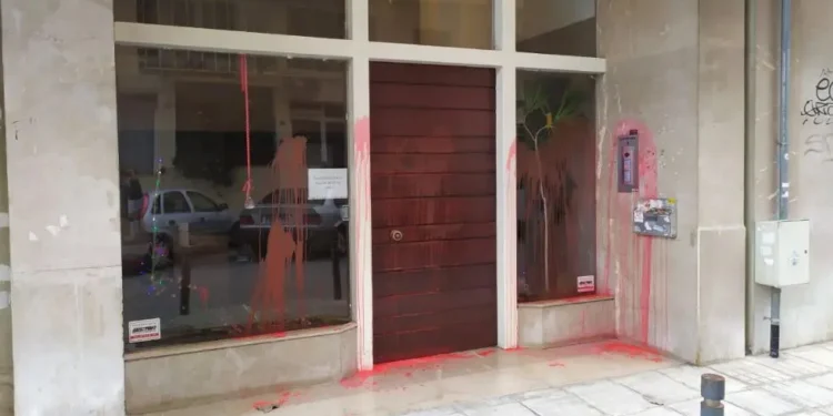 Επίθεση αντιεξουσιαστών στο σπίτι του Σιμόπουλου – «Δεν πτοούμαι»