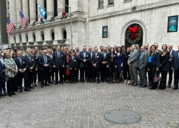 ΗΠΑ: Γιατί «ντύθηκε» στα γαλανόλευκα το Χρηματιστήριο Nέας Υόρκης