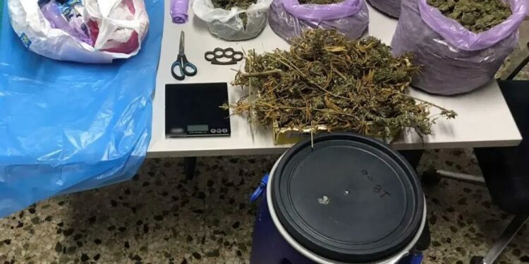 Καβάλα: Συνελήφθησαν δύο αλλοδαποί κατηγορούμενοι για διακίνηση ναρκωτικών και παραβάσεις του νόμου περί όπλων