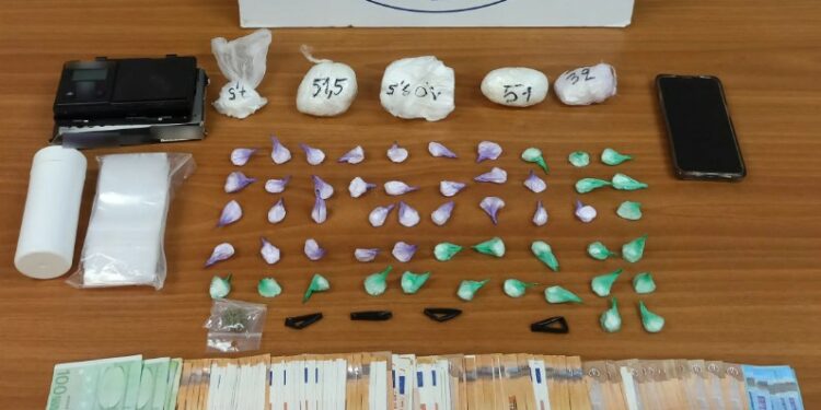 Συνελήφθη 25χρονος ημεδαπός για κατοχή και διακίνηση ναρκωτικών στην ευρύτερη περιοχή του Γαλατσίου