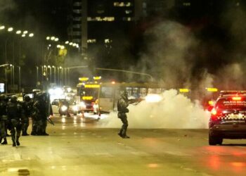 Συγκρούσεις αστυνομικών με οπαδούς του Μπολσονάρου στη Βραζιλία