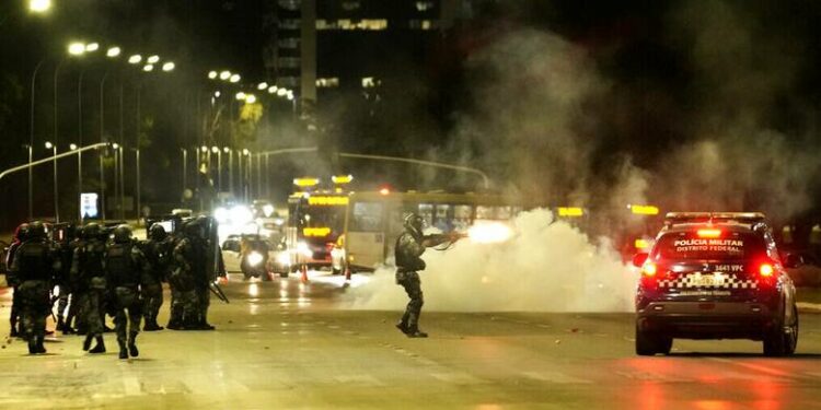 Συγκρούσεις αστυνομικών με οπαδούς του Μπολσονάρου στη Βραζιλία
