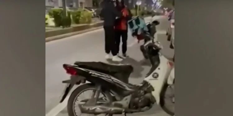 Βύρωνας: Έκανε ελέγχους στους περαστικούς παριστάνοντας αστυνομικό της ΔΙ.ΑΣ