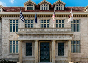 Αλβανοί εισέβαλαν με μαχαίρια στο Κολλέγιο Αθηνών