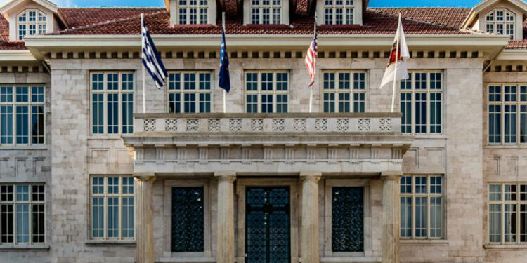 Αλβανοί εισέβαλαν με μαχαίρια στο Κολλέγιο Αθηνών