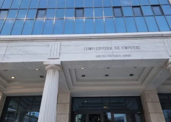 Άγνωστοι επιτέθηκαν με βαριοπούλες στο Διοικητικό Πρωτοδικείο στους Αμπελόκηπους