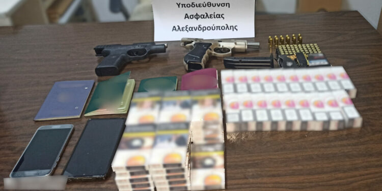 Αλεξανδρούπολη: Συνελήφθησαν δύο ημεδαποί που στην κατοχή τους βρέθηκαν παράνομα δύο πιστόλια, φυσίγγια, πακέτα τσιγάρων και ταξιδιωτικά έγγραφα
