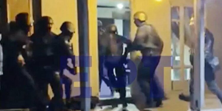 Ωρωπός: Βίντεο από την επιχείρηση της ΟΠΚΕ στο σπίτι του αρχηγού σπείρας που ρήμαζε σπίτια