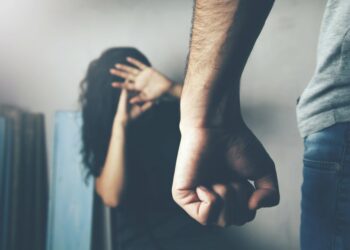 Χαλκίδα: Άνδρας ξυλοκόπησε τη σύζυγό του και προσπάθησε να την κάψει ζωντανή μέσα στο σπίτι