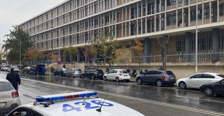 Κρατούμενος απέδρασε από το δικαστικό μέγαρο της Θεσσαλονίκης – Σε εξέλιξη είναι αστυνομικές αναζητήσεις