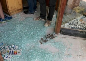 Εμβόλισαν με αυτοκίνητο την βιτρίνα κοσμηματοπωλείου στο Αιγάλεω και αφαίρεσαν κοσμήματα