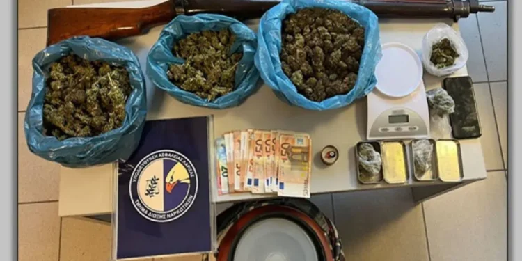 Λάρισα: Αστυνομικοί συνέλαβαν άνδρα που έκρυβε σπίτι του κάνναβη και όπλο
