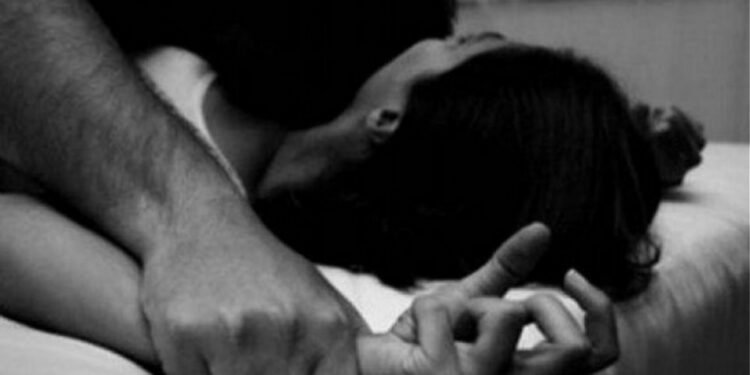 Πάτρα: Γυναίκα κατήγγειλε για βιασμό τον σύζυγο της μπροστά στο παιδί τους