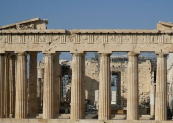 Συνελήφθη νεαρός Κύπριος που επιχείρησε να κλέψει πέτρες και μάρμαρα από την Ακρόπολη