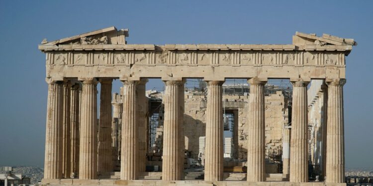 Συνελήφθη νεαρός Κύπριος που επιχείρησε να κλέψει πέτρες και μάρμαρα από την Ακρόπολη