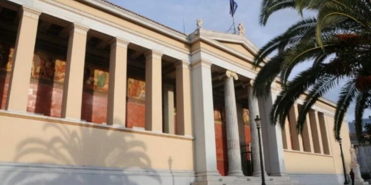 Σε συλλήψεις μετατράπηκαν οι 10 προσαγωγές, κατά την εκκένωση κατάληψης στην Πρυτανεία του ΕΚΠΑ