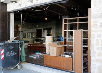 Ισχυρή έκρηξη σε παντοπωλείο στη Νέα Ερυθραία – Σοβαρές υλικές ζημιές