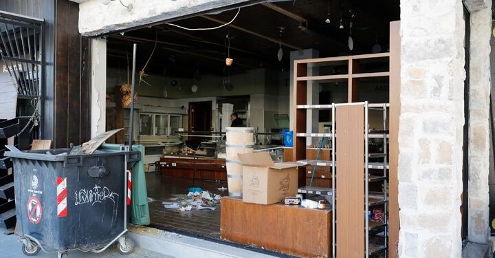 Ισχυρή έκρηξη σε παντοπωλείο στη Νέα Ερυθραία – Σοβαρές υλικές ζημιές