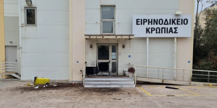 Έκρηξη στην είσοδο του Ειρηνοδικείου Κορωπίου – Προκλήθηκαν υλικές ζημιές