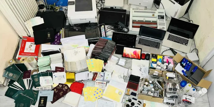 Συνελήφθησαν 2 αλλοδαποί για πλαστογραφία και αποδοχή και διάθεση προϊόντων εγκλήματος