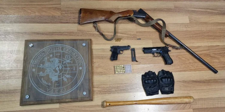 Σύλληψη 25χρονου που οπλοφορούσε μέσα σε νυχτερινό κέντρο