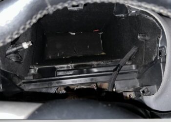 Πάνω από 2,5 κιλά κοκαΐνης είχε κρύψει 30χρονος σε ταμπλό αυτοκινήτου