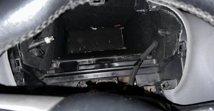 Πάνω από 2,5 κιλά κοκαΐνης είχε κρύψει 30χρονος σε ταμπλό αυτοκινήτου