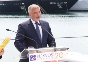 Στην υποδοχή της ευρωπαϊκής οικολογικής φλόγας «The Arch» στη Μαρίνα Φλοίσβου, στο πλαίσιο της ευρωπαϊκής εκστρατείας με στόχο την περιβαλλοντική ευαισθητοποίηση, ο Περιφερειάρχης Αττικής