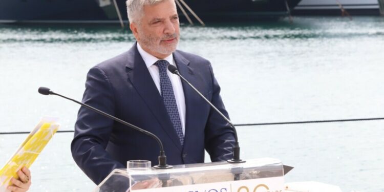 Στην υποδοχή της ευρωπαϊκής οικολογικής φλόγας «The Arch» στη Μαρίνα Φλοίσβου, στο πλαίσιο της ευρωπαϊκής εκστρατείας με στόχο την περιβαλλοντική ευαισθητοποίηση, ο Περιφερειάρχης Αττικής