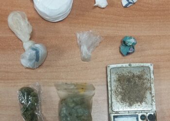 Θεσσαλονίκη: Τους τσάκωσαν με ναρκωτικά στο κέντρο της πόλης– 43χρονος πήρε κοκαΐνη από βάση δέντρου