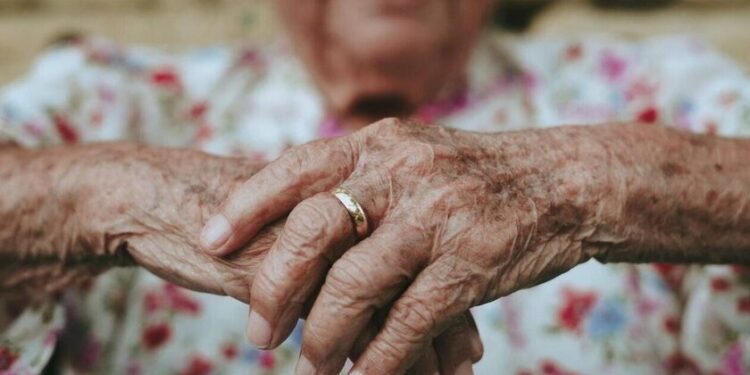 Σοκ στη Γλυφάδα: Έσερναν ηλικιωμένη για να της αρπάξουν τον σταυρό – Κατέληξε στο νοσοκομείο