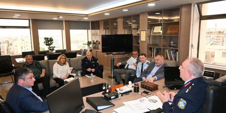 Η ασφάλεια των σχολείων στο επίκεντρο της συνάντησης του Δημάρχου Αχαρνών, εκπροσώπων συλλόγων γονέων και μελών της Επιτροπής Αντεγκληματικής Πολιτικής με τον Γενικό Αστυνομικό Δ/ντή Αττικής