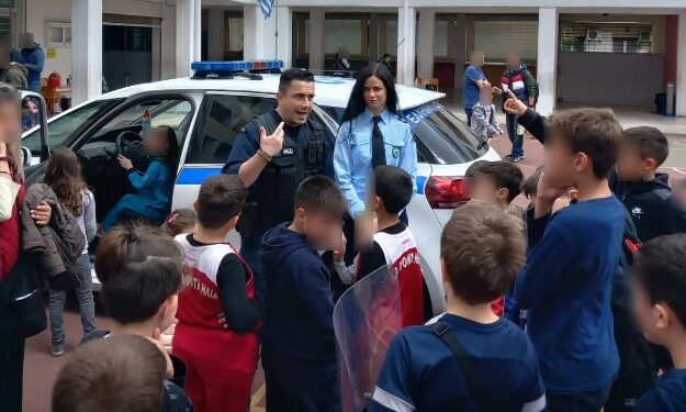 Επίσκεψη αστυνομικών στο 2ο Δημοτικό Σχολείο Πειραιά στο πλαίσιο εκδήλωσης με θέμα «Γνωριμία με την Ελληνική Αστυνομία»