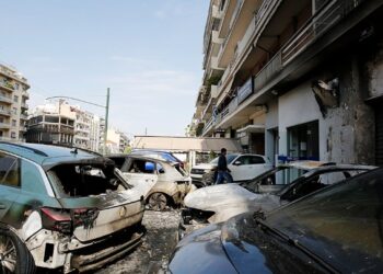Εμπρηστική επίθεση σε αντιπροσωπεία αυτοκινήτων στη λεωφόρο Αλεξάνδρας