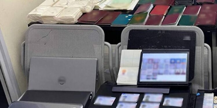 Άγιος Παντελεήμονας: Συνελήφθησαν 3 αλλοδαποί για πλαστογραφία σε έλεγχο της ομάδας ΔΙ.ΑΣ