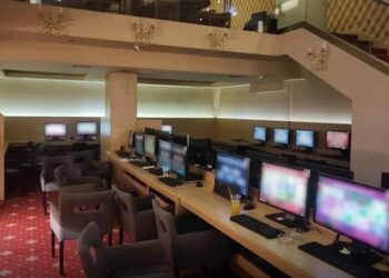 Νέο χτύπημα από την Ελληνική Αστυνομία στον παράνομο τζόγο – Είκοσι συλλήψεις σε κατάστημα με παράνομα τυχερά παίγνια στην Καλλιθέα