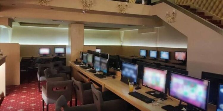 Νέο χτύπημα από την Ελληνική Αστυνομία στον παράνομο τζόγο – Είκοσι συλλήψεις σε κατάστημα με παράνομα τυχερά παίγνια στην Καλλιθέα