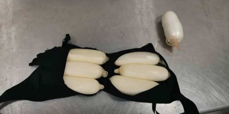 Ελ. Βενιζέλος: Συνελήφθη 30χρονη Βραζιλιάνα που είχε κρυμμένη κοκαΐνη σε εσώρουχό της