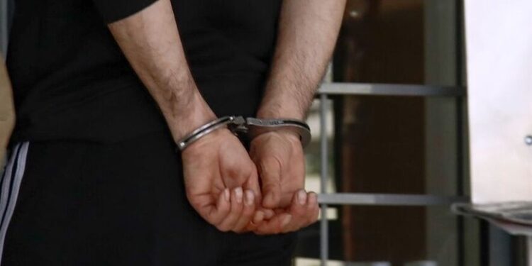 Χειροπέδες σε «υπαλλήλους» της ΔΕΗ και «συντηρητές» ασανσέρ με πολυτελές «υπηρεσιακό» όχημα